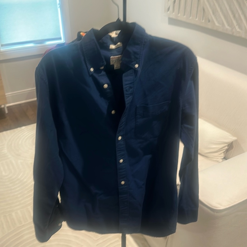 Men’s blue button downn